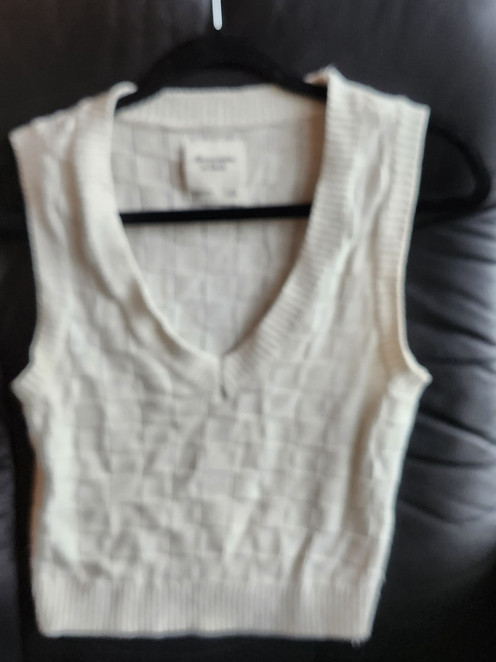 Abercrombie & Fitch V-Neck Knit Sweater Vest in Cream